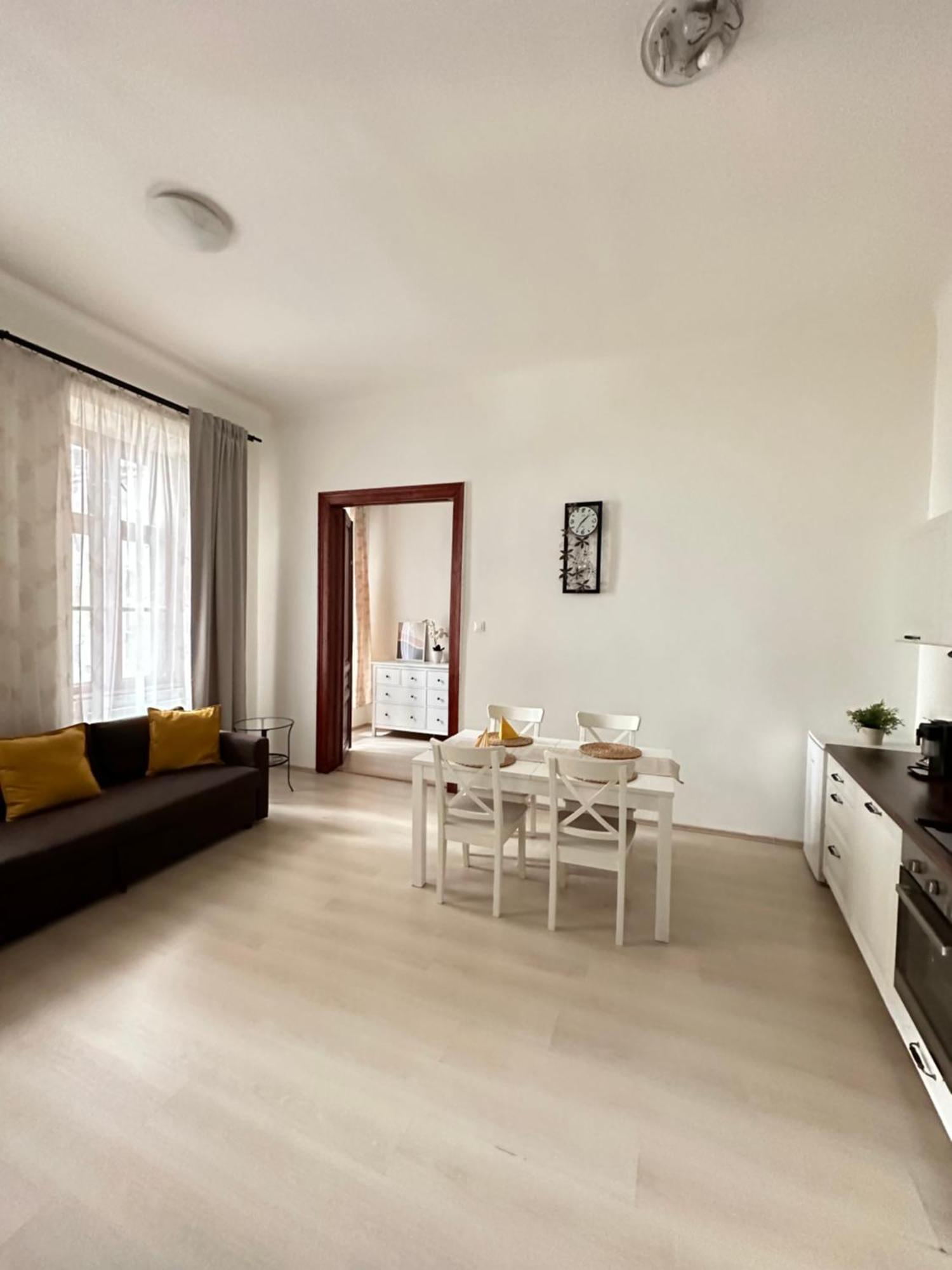 Apartment In Historical Part - Old Town Top Address Bratislava Eksteriør bilde